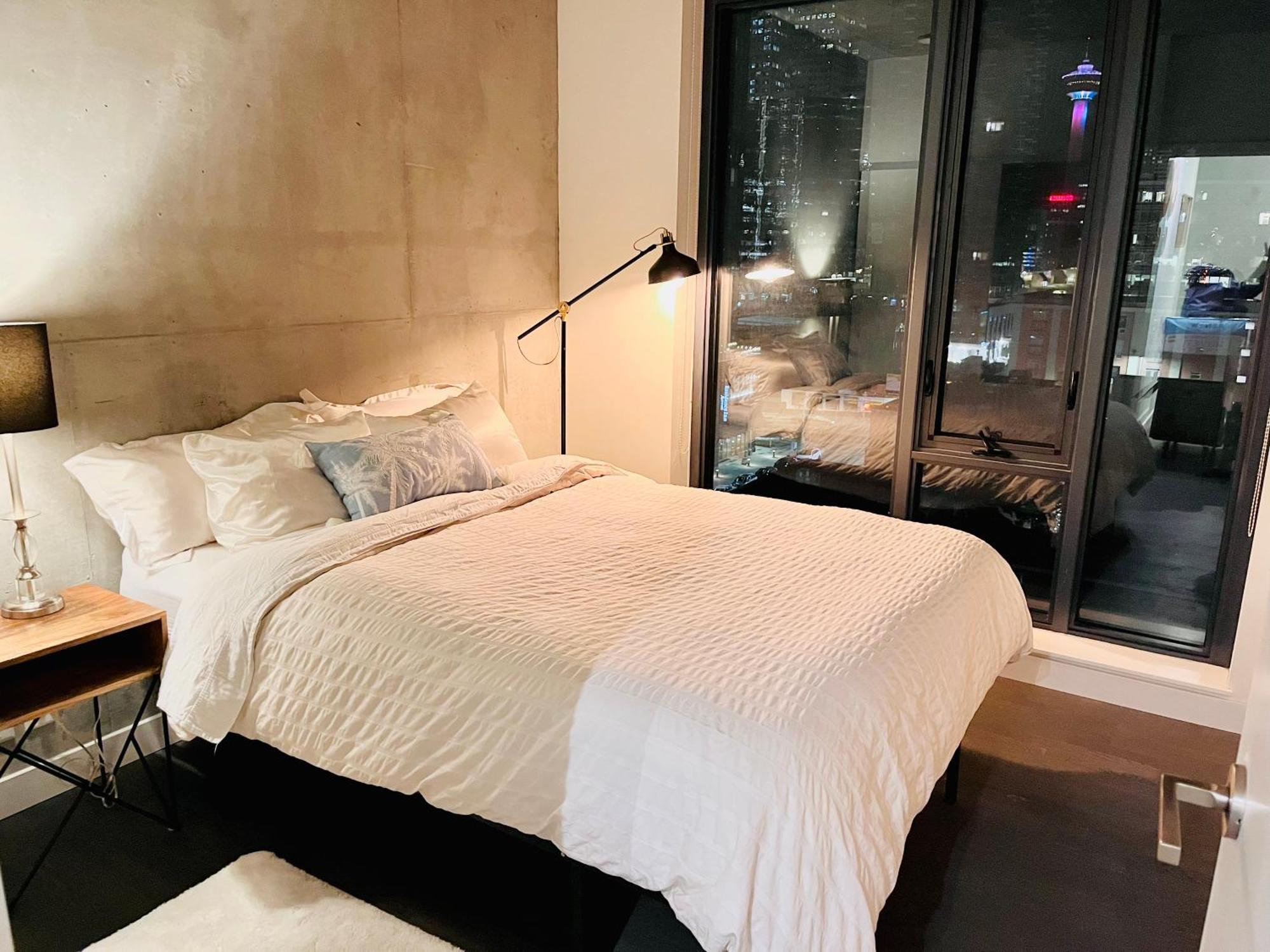 Luxury Dt, 2 Bedroom Deal, Private Balcony, Full Kitchen, Gym - Free Parking Калгари Экстерьер фото
